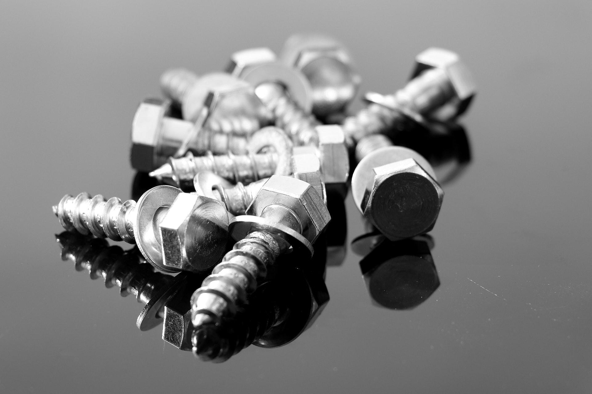 Spojovací materiál (vruty, šrouby, matice, hřebíky)